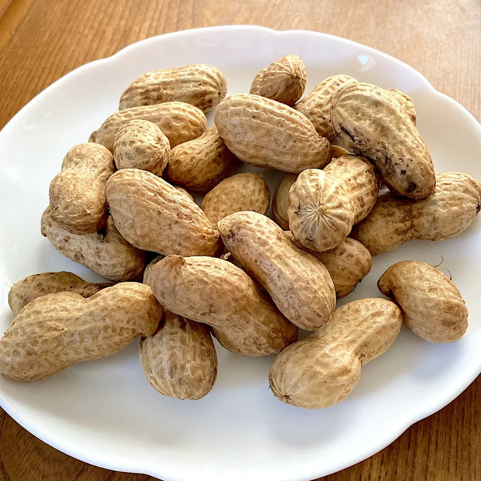 Snapdishの料理写真:茹でたて生落花生🥜|akkoさん