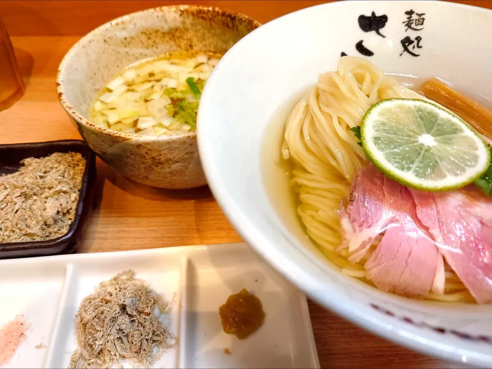 【本日の限定】 
自家製麺 麺処さとう 
本蓮沼本店 昆布水つけ麺 <塩> 
(麺180g、1,000円) 
＋とろろ昆布増し
 (裏メニュー、別皿、100円) 
＋スープ割 (鶏清湯、無料) 
＠本蓮沼1分 
(赤羽から徒歩23分) 
24249 (268,497)|大脇さん