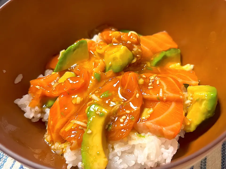 サーモンとアボカドの漬け丼|Lokiさん