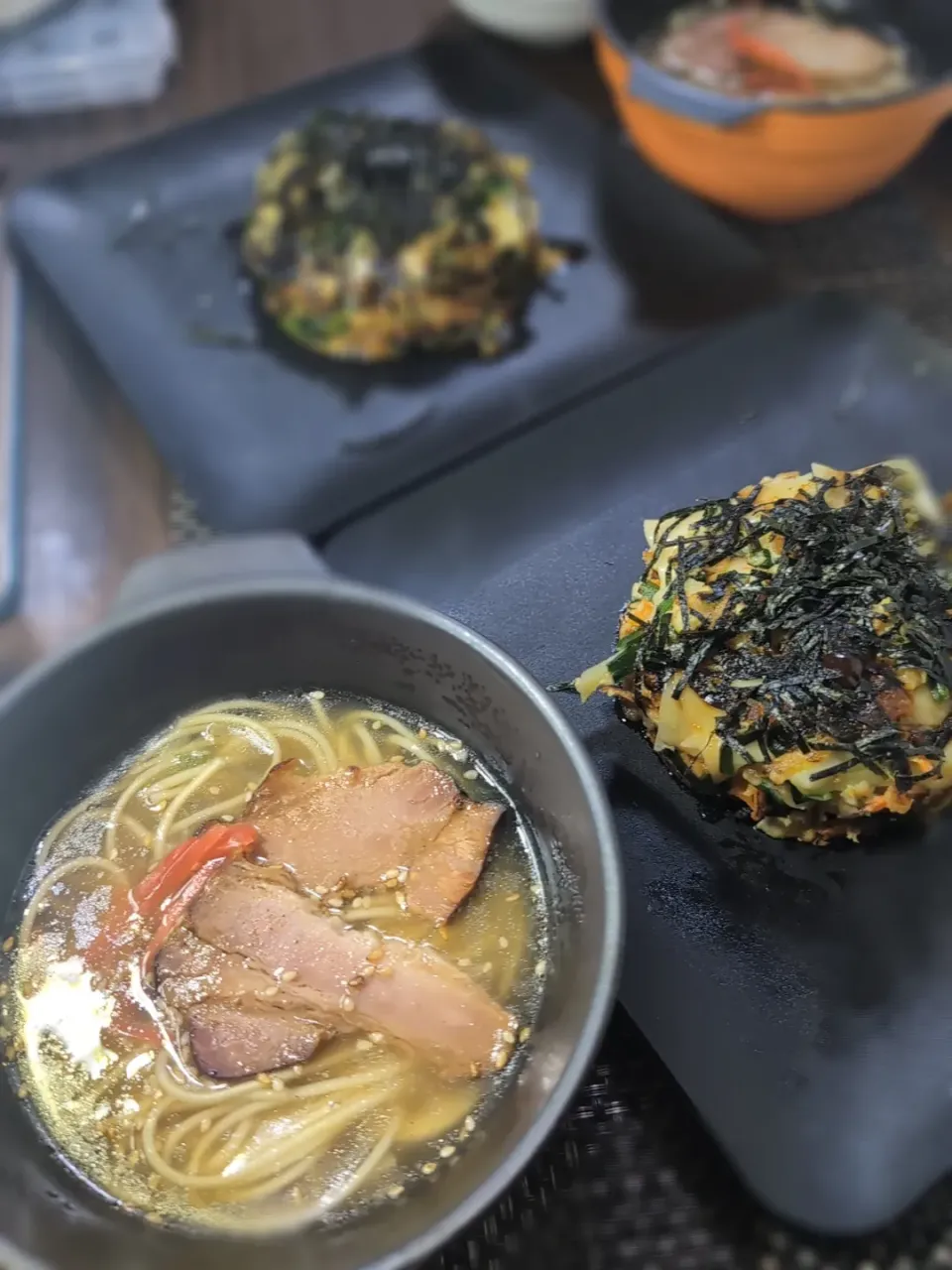 Snapdishの料理写真:チャーシュー麺＆ジャガイモとニラと人参のチーズチヂミ重ね|テケテケさん