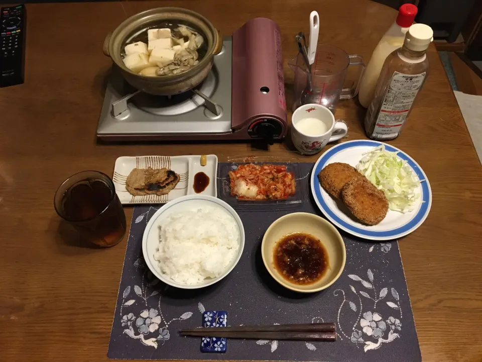 ご飯、湯豆腐鍋,コロッケ、千切りキャベツ、網焼きじゃこ天、キムチ、麦茶、牛乳ゼリー(夕飯)|enarinさん