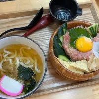 Snapdishの料理写真:一色さかな広場炎楽さんのネギトロ丼と小うどんセット|Morito Kamiyaさん