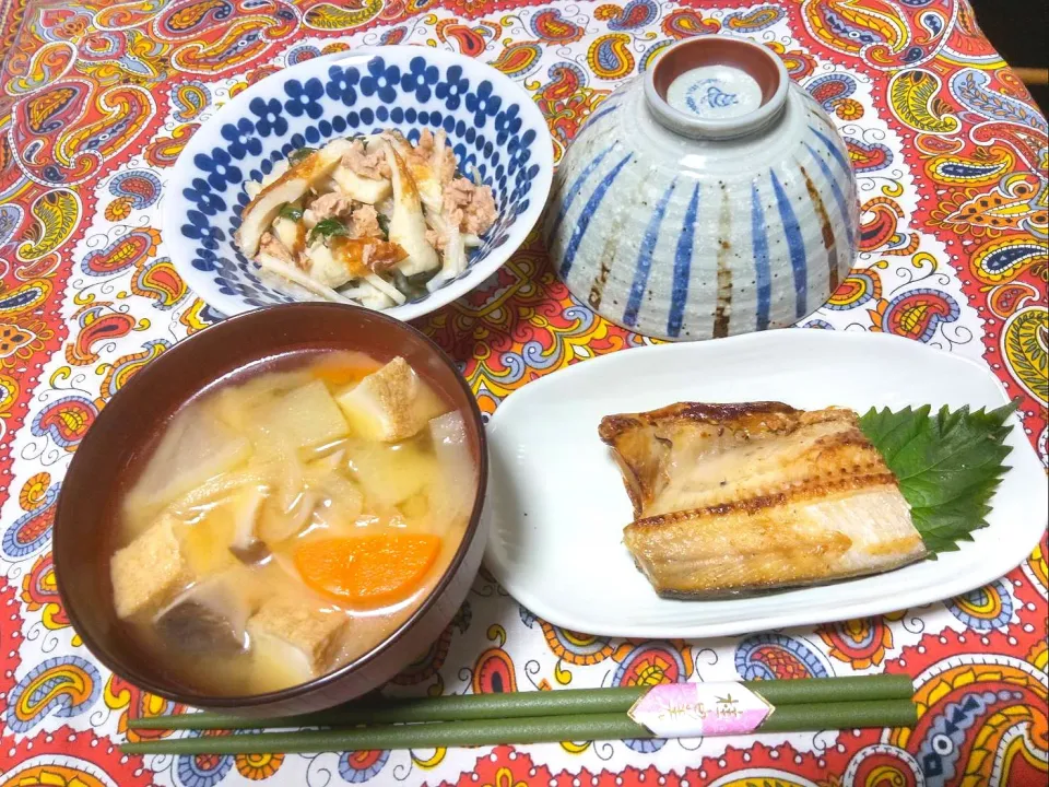 今日の朝食。ホッケの塩焼き。竹輪シーチキン、大根さらだ。具沢山お味噌汁。|りささん