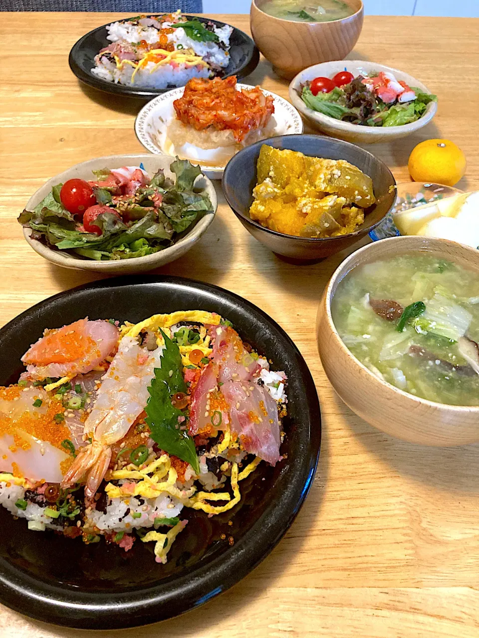 Snapdishの料理写真:ちらし寿司♡具沢山お味噌汁♡カニカマサラダ🥗♡南瓜と鶏ひき肉の煮物♡大根おろしキムチ奴♡林檎♡みかん|さくたえさん