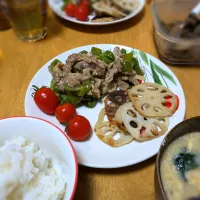 Snapdishの料理写真:ピーマンと豚肉の炒め物、豆乳味噌スープ|きなこもちさん