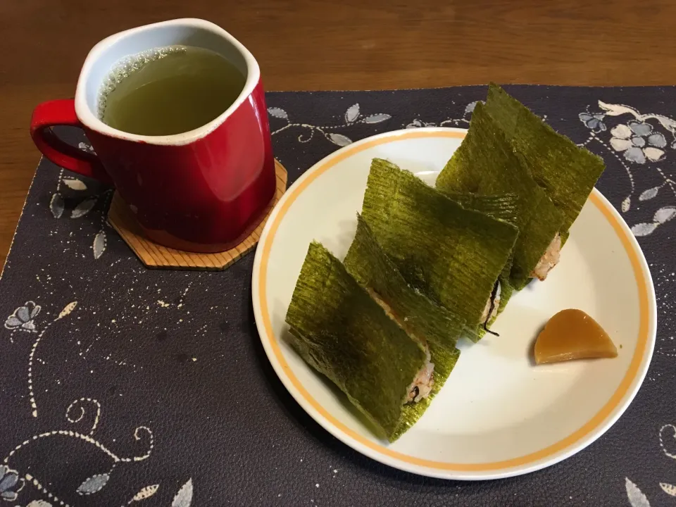 鰹ふりかけと塩昆布の混ぜご飯おにぎり、沢庵、熱い日本茶(朝ご飯)|enarinさん