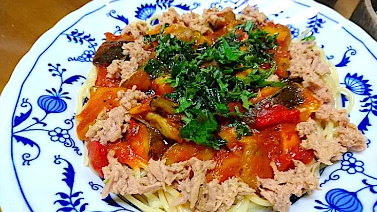 カポナータとシーチキンの冷製パスタ🍝野良シソ乗っけてバジル代わりに|🐈⸒⸒⸒⸒つるのダンス🐈🐾さん