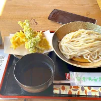 Snapdishの料理写真:天ぷらつけうどん　大盛り|Hideyuki Takadaさん