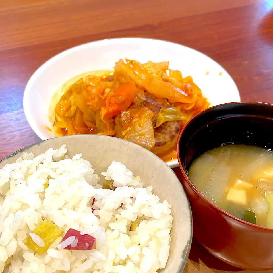 さつまいもご飯　大根の味噌汁　煮込みハンバーグ|とゆあさん