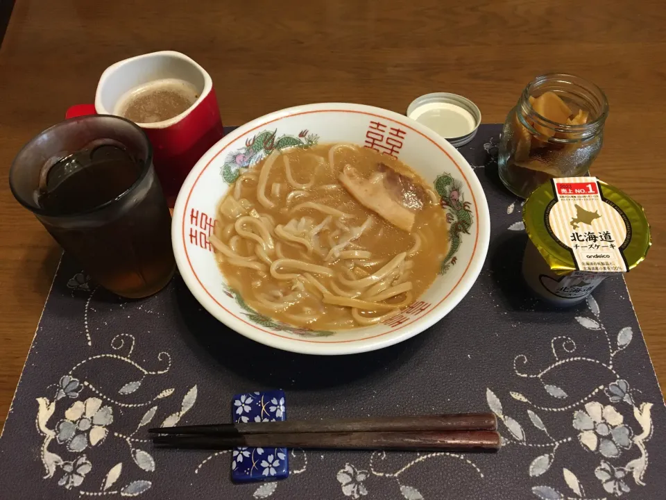 ラーメン燈郎監修ニンニク香る濃厚豚骨醤油ラーメン、沢庵、レーズンロールパン、ホットコーヒー、麦茶、北海道チーズケーキ(昼飯)|enarinさん