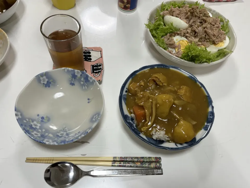 晩御飯☆バターチキンカレー☆サラダ（フリルレタス・ゆで卵・ツナ・マジックソルト・オリーブオイル・べんりで酢）|Saharaさん