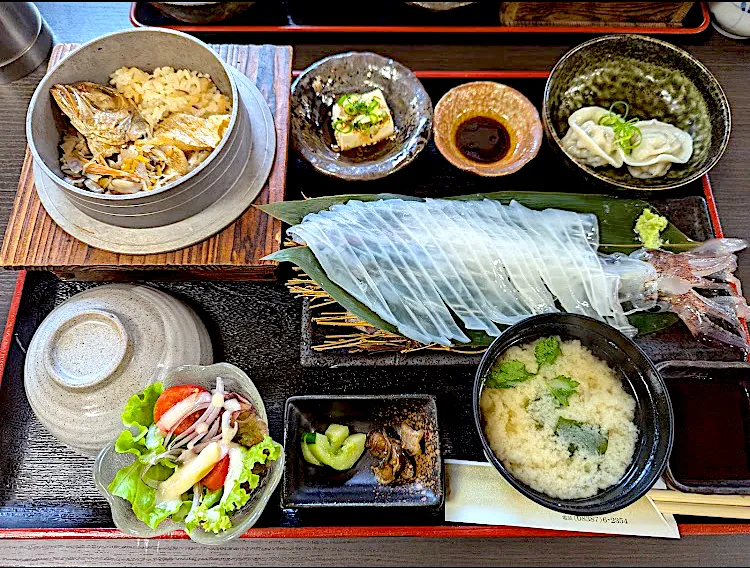 Snapdishの料理写真:剣先イカの活き造りとのどぐろ釜飯定食 こちらは剣先イカ漁のメッカ シーズンラストの🦑 🐟のどぐろも沢山獲れる場所だから何故のどぐろが高級か分からない🤔|🐈⸒⸒⸒⸒つるのダンス🐈🐾さん