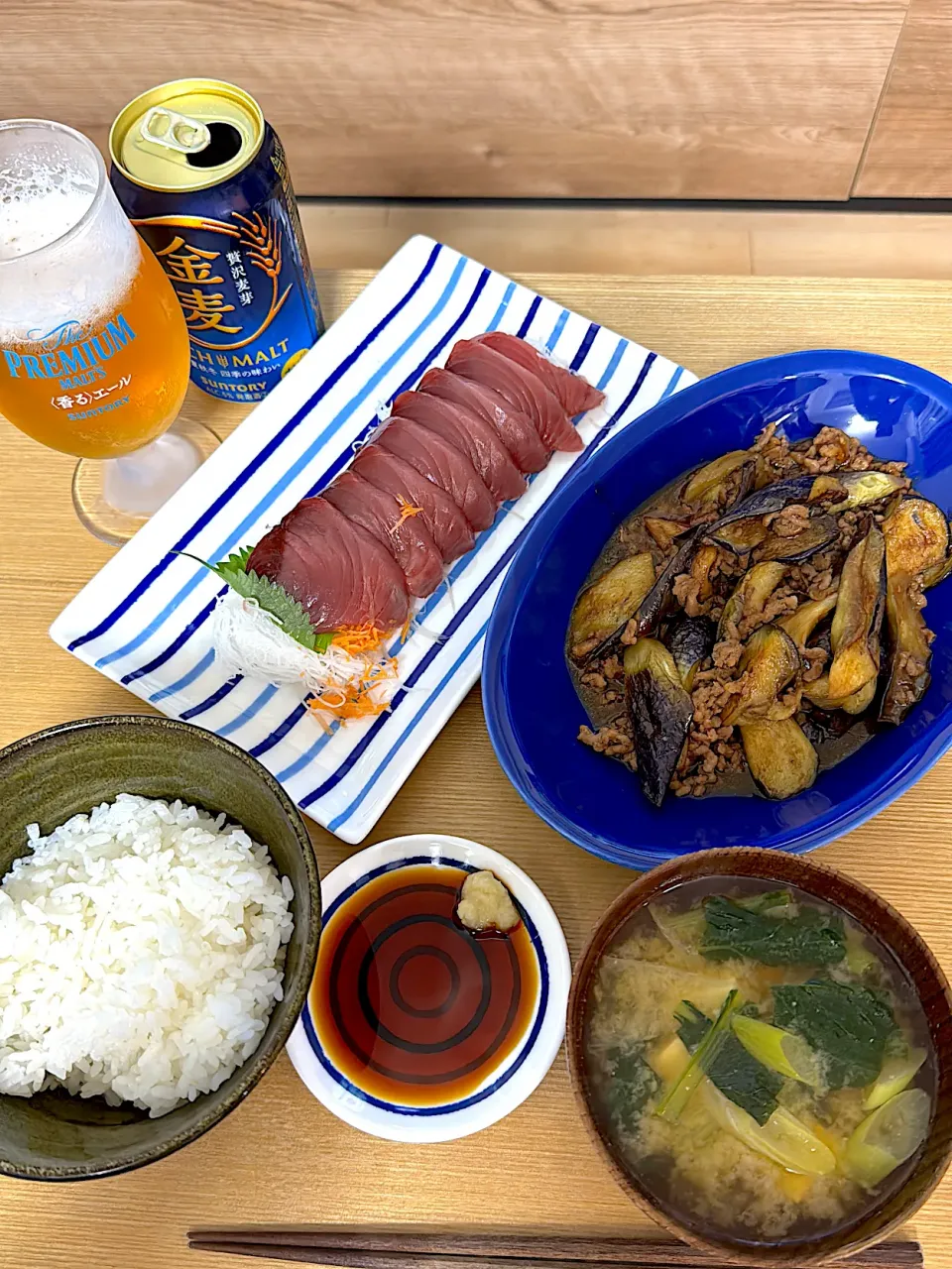 コウケンテツさんのなすのそぼろ煮　カツオのお刺身　冷蔵庫の残り物の小松菜と長ネギと豆腐の味噌汁|Tsuneaki Okadaさん