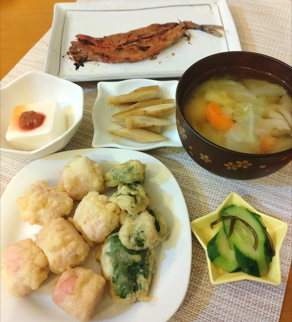 Snapdishの料理写真:☆天ぷら　☆さんまみりん干し　☆プチ冷奴　☆漬け物２種　☆具だくさん味噌汁|chikakoさん