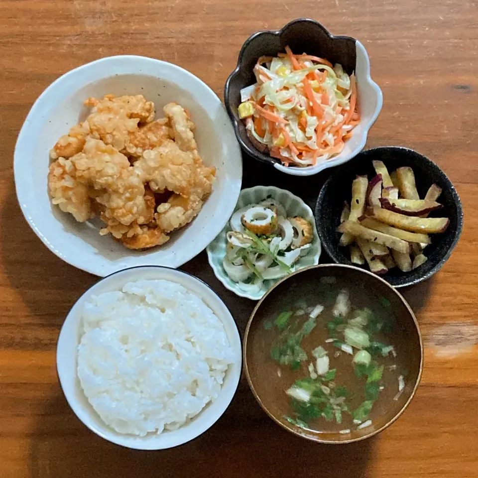 主食　白ごはん
主菜　天かす唐揚げ🅿️
副菜　コールスローサラダ🅿️
副菜　さつまいものきんぴら
汁物　長ネギ味噌汁
小鉢　ちくわとみつば|...さん