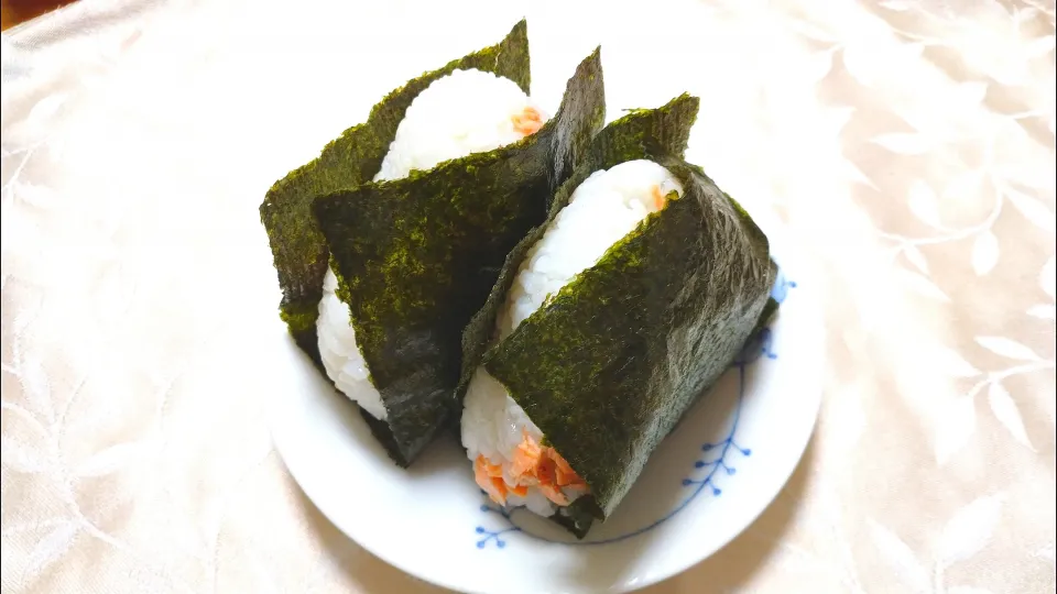 10/14の夜勤弁当
塩鮭のおにぎり🍙|卯月さん