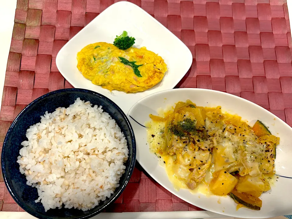 Snapdishの料理写真:中学生息子のお昼ご飯🍚 チーズクリーム煮とオムレツ🍚|Snow10さん