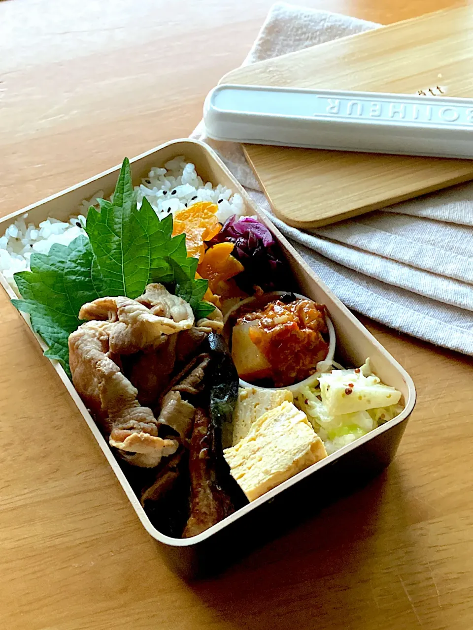 ⚫︎豚肉と茄子めんつゆ炒め　⚫︎たまご焼き　⚫︎キャベツとりんごマスタードサラダ　⚫︎ひき肉とじゃがいもトマト煮|sacchiさん