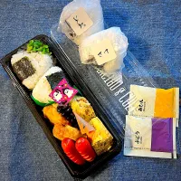 Snapdishの料理写真:おにぎりと唐揚げ弁当|toconicoさん