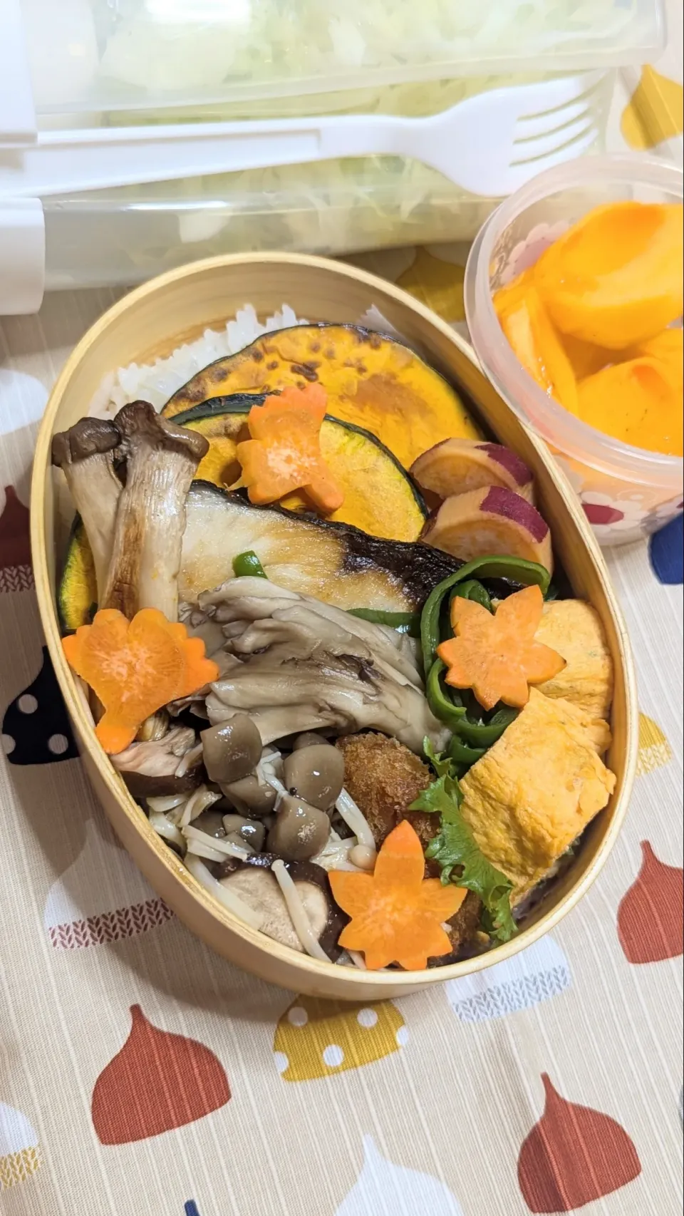 Snapdishの料理写真:本日のお弁当〜ぶりの塩麹焼き、カリ活弁当|f.1125beさん