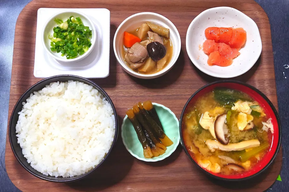 今日の朝ごはんは家で、ごはんは新米・高知県産こしひかり、辛子明太子、芋煮、納豆、小松菜と卵のみそ汁、しそ巻き。|Mars＠釜飯作り研究中さん