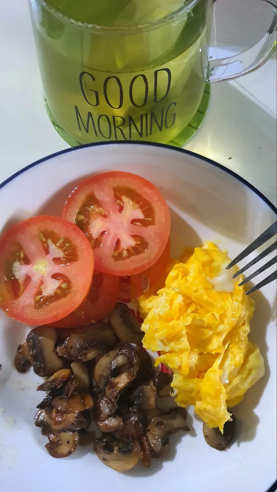 Snapdishの料理写真:Good morning 😘😍😋 scrambled eggs swiss mushrooms tomato with Japanese green tea 🍵|🌷lynnlicious🌷さん