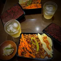 Snapdishの料理写真:鶏そぼろ　人参　真菰筍の三色丼弁当　焼きししとう　冷茶|ch＊K*∀o(^^*)♪さん