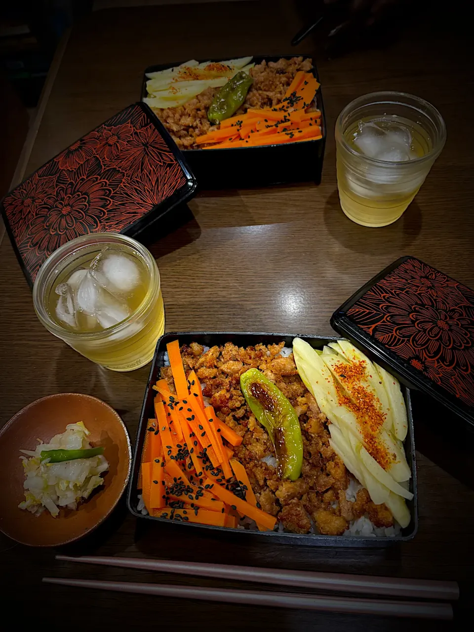 Snapdishの料理写真:鶏そぼろ　人参　真菰筍の三色丼弁当　焼きししとう　冷茶|ch＊K*∀o(^^*)♪さん