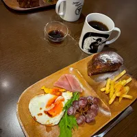 Snapdishの料理写真:目玉焼き　フレンチフライ　生ハム　甲州ぶどう　胡桃ココアブレッド　コーヒー| ch＊K*∀o(^^*)♪さん