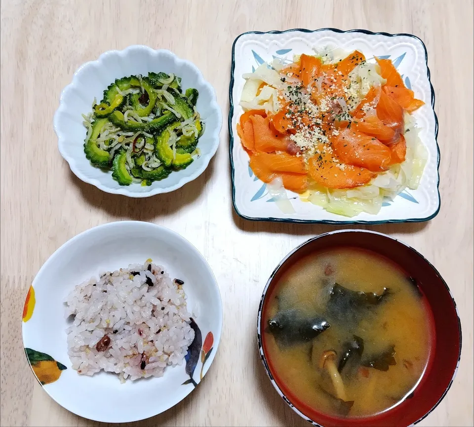 2024 0826　サーモンとキャベツのマリネサラダ　しらすとゴーヤのペペロンチーノ　なめことわかめのお味噌汁|いもこ。さん