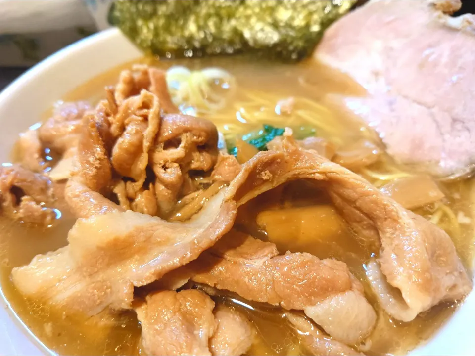 Snapdishの料理写真:【本日の限定メニュー】 
一条流がんこラーメン総本家 
分家 四谷荒木町 
10/12の帆立干し貝柱3kgの残った
スープに、10/13の生帆立12kgを
加え、更に10/14に蛤10kgを加え、
残ったスープに定番食材を加えて
追炊した不純スープの100ラーメン 
(1,100円) 
＋つけ玉 (生卵、50円) 
@四谷三丁目4分 
(JR新宿駅から徒歩25分)
24251 (270,777)　|大脇さん