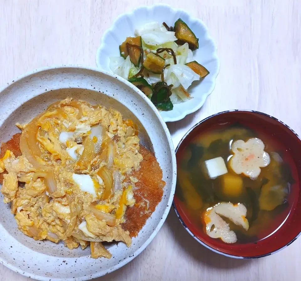 2024 0825　カツ丼　わかめ、豆腐とお麩のお味噌汁　茹でキャベツときゅうりと塩昆布の浅漬け|いもこ。さん