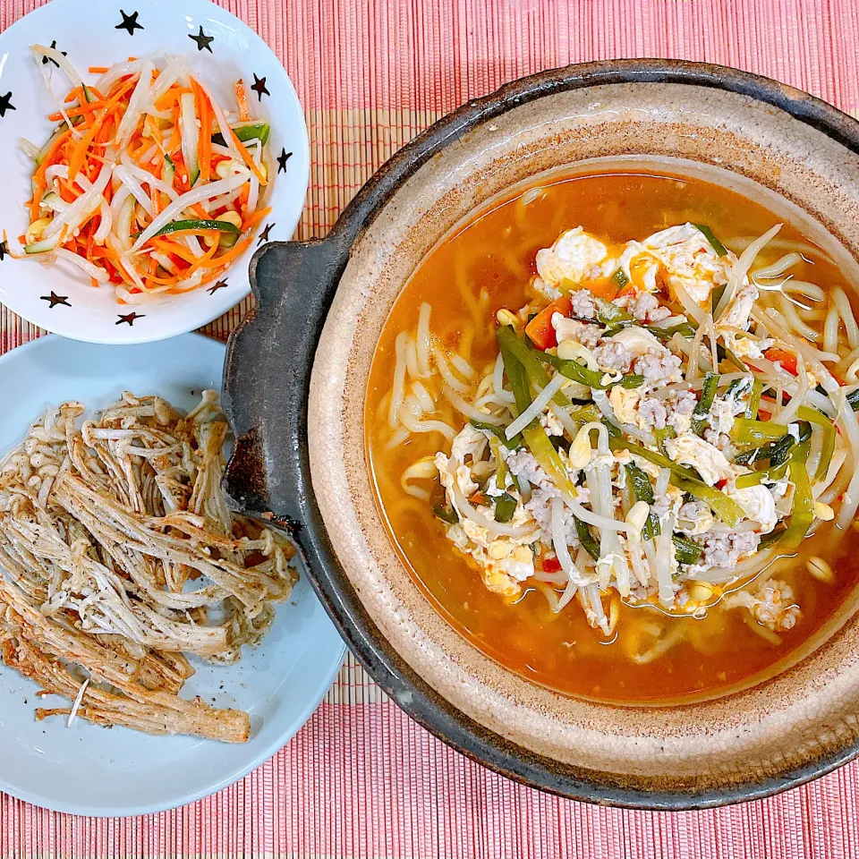 Snapdishの料理写真:豚ひき肉と野菜の辛麺♡もやしの中華サラダ♡えのきフライ♡|まゆかさん