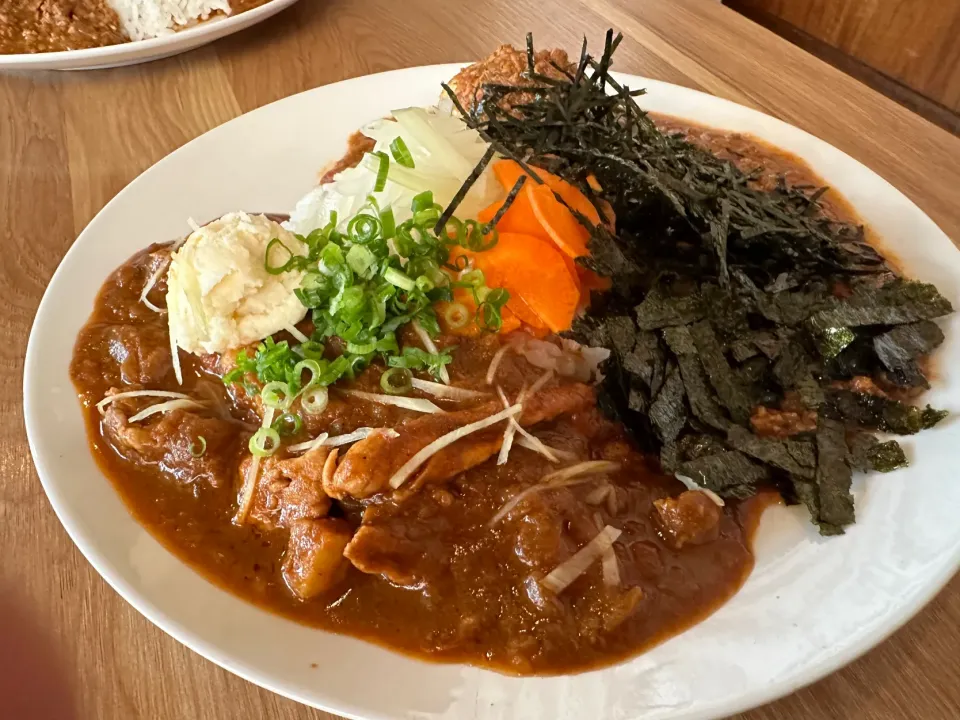 中辛ポークと極辛キーマクラシックのあいがけ🍛味玉トッピング🥚ピクルスマシマシ🥒|buhizouさん