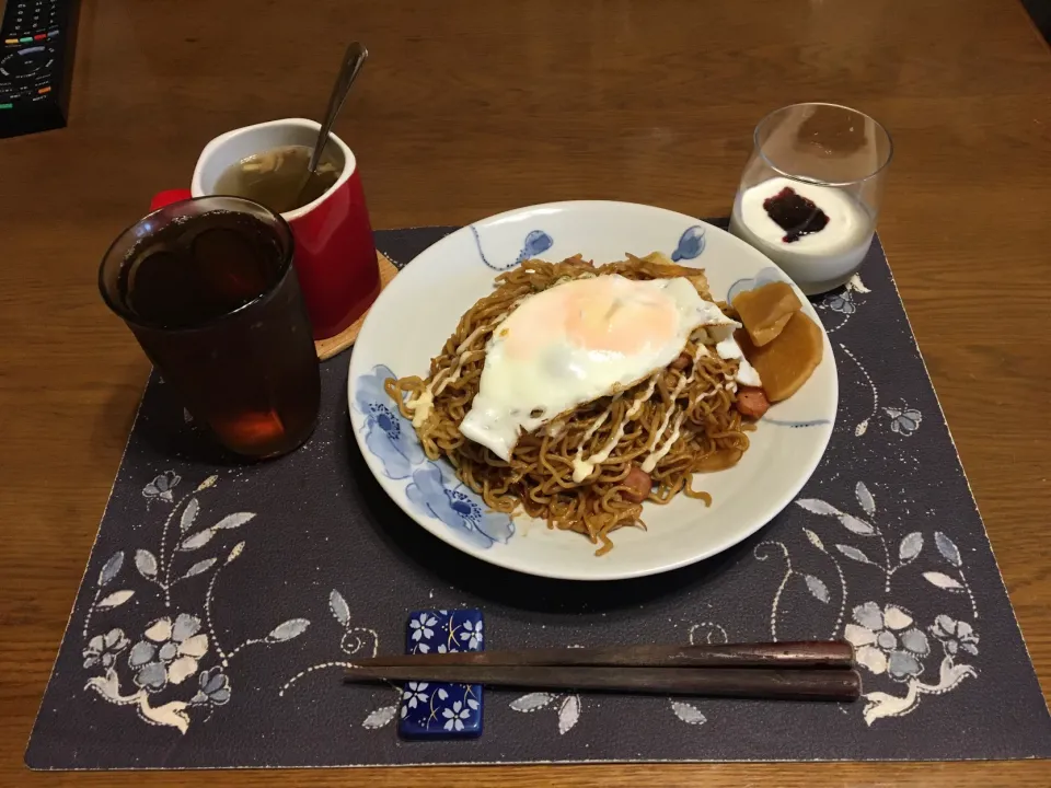 目玉焼きのせきのこソース焼きそば、沢庵、ワカメ＆揚げ玉ねぎ入りタマネギスープ、烏龍茶、カシスジャム入りヨーグルト(昼飯)|enarinさん