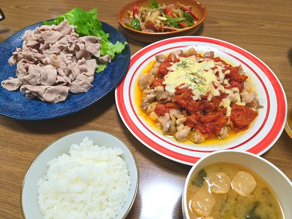 Snapdishの料理写真:鶏ももトマトソースかけ・ピーマン野菜炒め・冷しゃぶ・ご飯・味噌汁🌺|chiyukiさん