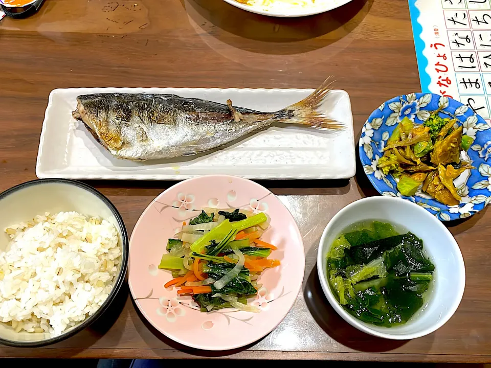 小松菜と根菜の炒め煮　白菜とわかめのスープ　かぼちゃとブロッコリーのホットサラダ　鯵の塩焼き|おさむん17さん