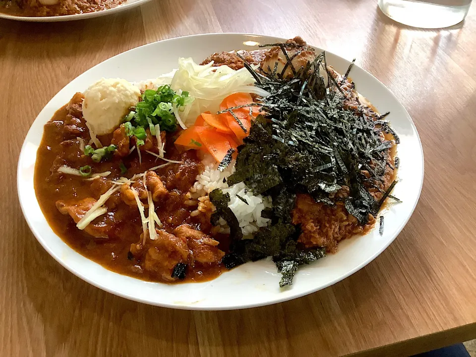 憧れのカレー🍛合いがけ『中辛ポークと激辛キーマクラッシックカレー、味玉トッピング、ピクルスマシマシ🥒』🍛|アライさんさん
