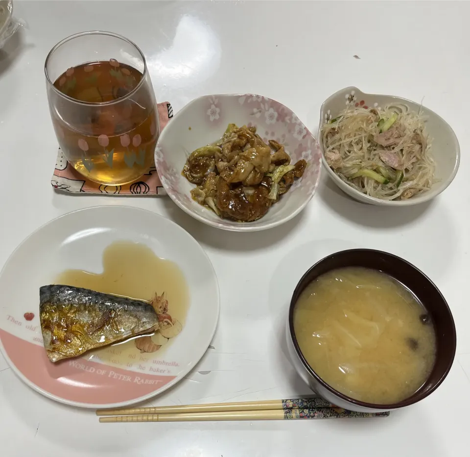 晩御飯☆春雨の中華サラダ（胡瓜・ツナ）☆鯖の塩焼き☆豚とキャベツのにんにく醤油炒め☆みそ汁（キャベツ・大根・しめじ）|Saharaさん