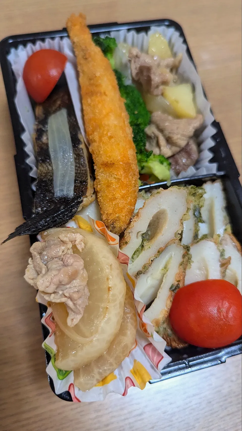 Snapdishの料理写真:ししゃもフライとカレイの煮物と大根の煮物弁当🍱😋|お弁父ちゃん‼️さん