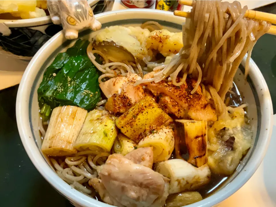 焼いた鶏肉と焼きネギと茄子天とほうれん草のお蕎麦|Takeshi  Nagakiさん