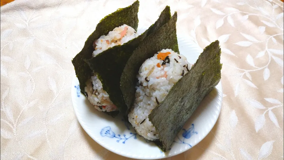 10/15の夜勤弁当
梅じゃこひじきの混ぜ込みおにぎり🍙|卯月さん