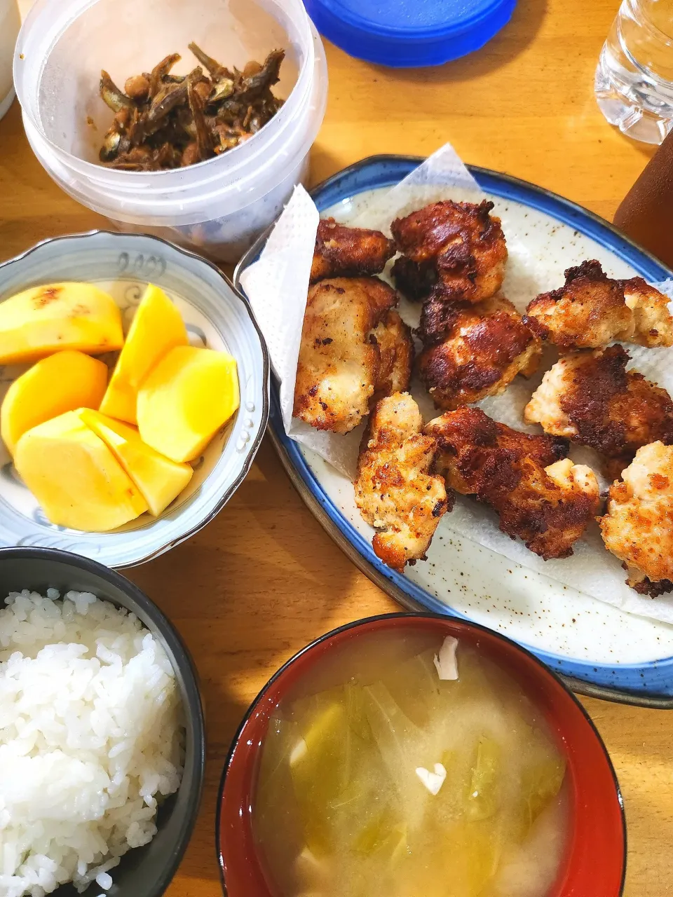 Snapdishの料理写真:鶏肉カツレツ、煮干しと大豆の甘酢あえ、キャベツと油揚げの味噌汁、柿|さきさん