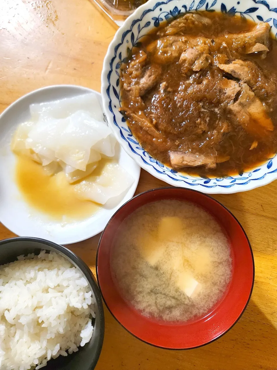 まぐろのあら煮、豆腐とわかめの味噌汁、刺身こんにゃく|さきさん