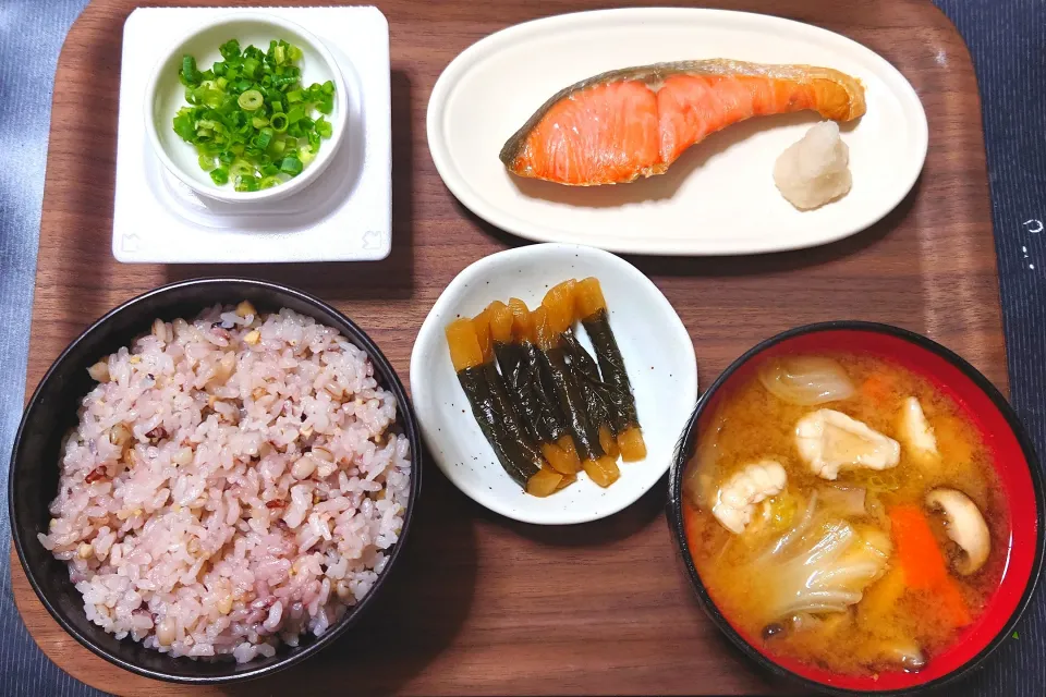 今日の朝ごはん（十六穀ごはんに焼鮭、納豆、ふく汁（ふぐのみそ汁）、しそ巻き）|Mars＠釜飯作り研究中さん