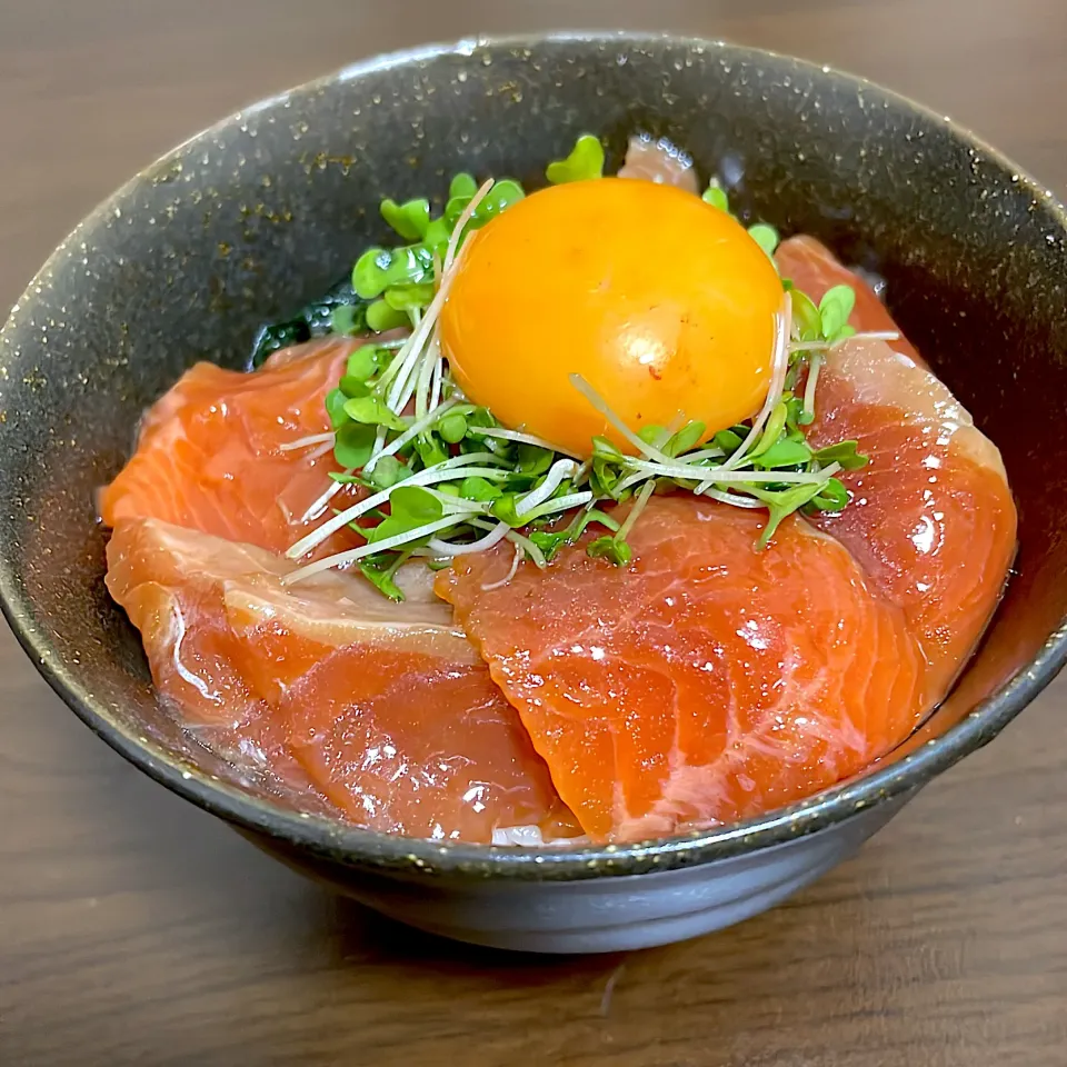 Snapdishの料理写真:サーモンの漬け丼|ハルカさん