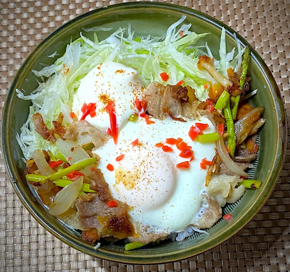 🐷豚の生姜焼きエッグ丼🍳|すくらんぶるえっぐさん