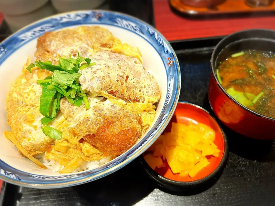 Snapdishの料理写真:かつ丼（赤だし付） ¥690|Blue Moon Caféさん