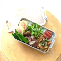 Snapdishの料理写真:おかずぎゅうぎゅう行楽気分弁当♪|mi_neneco♪さん