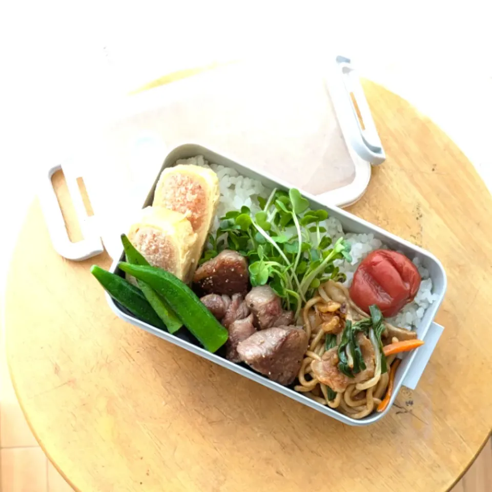 Snapdishの料理写真:おかずぎゅうぎゅう行楽気分弁当♪|mi_neneco♪さん